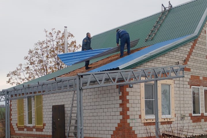 В Чертковском районе Дона восстанавливают дома после атаки дронов - фото 1
