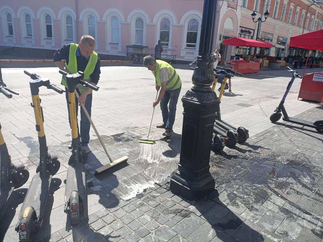 180 кубометров мусора вывезли с центральных улиц Нижнего Новгорода после Дня России - фото 1