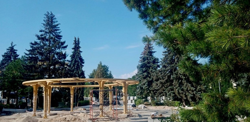 Перголу устанавливают на площади Киселева в Нижнем Новгороде - фото 1