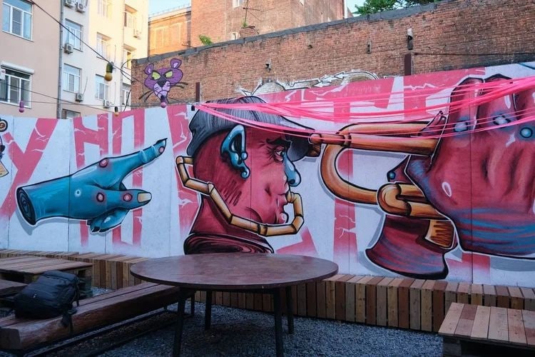 В центре Ростова-на-Дону стрит-арт художники нарисовали 20 огромных граффити
