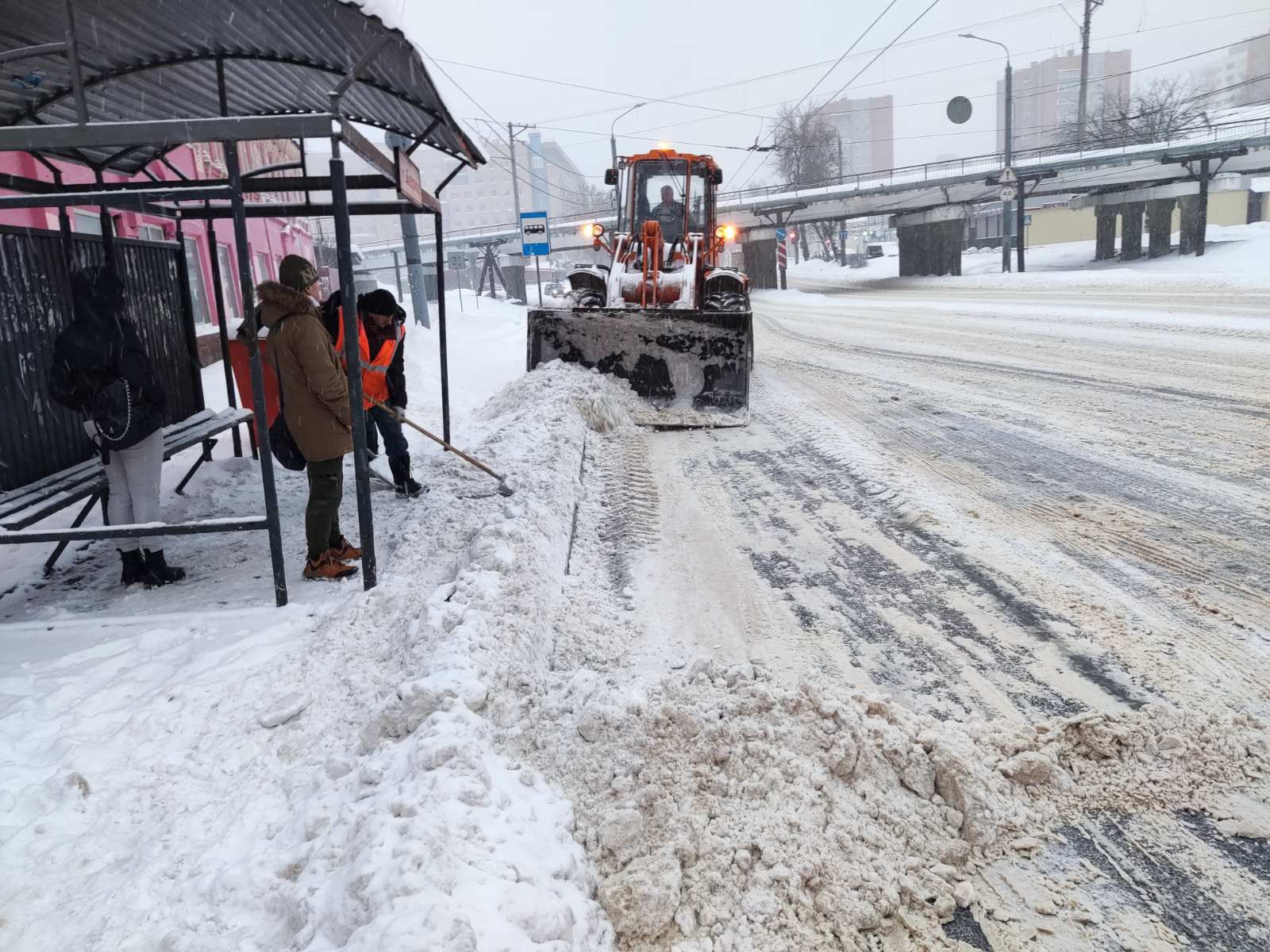 Коммунальные службы Нижнего Новгорода устраняют последствия обильного  снегопада