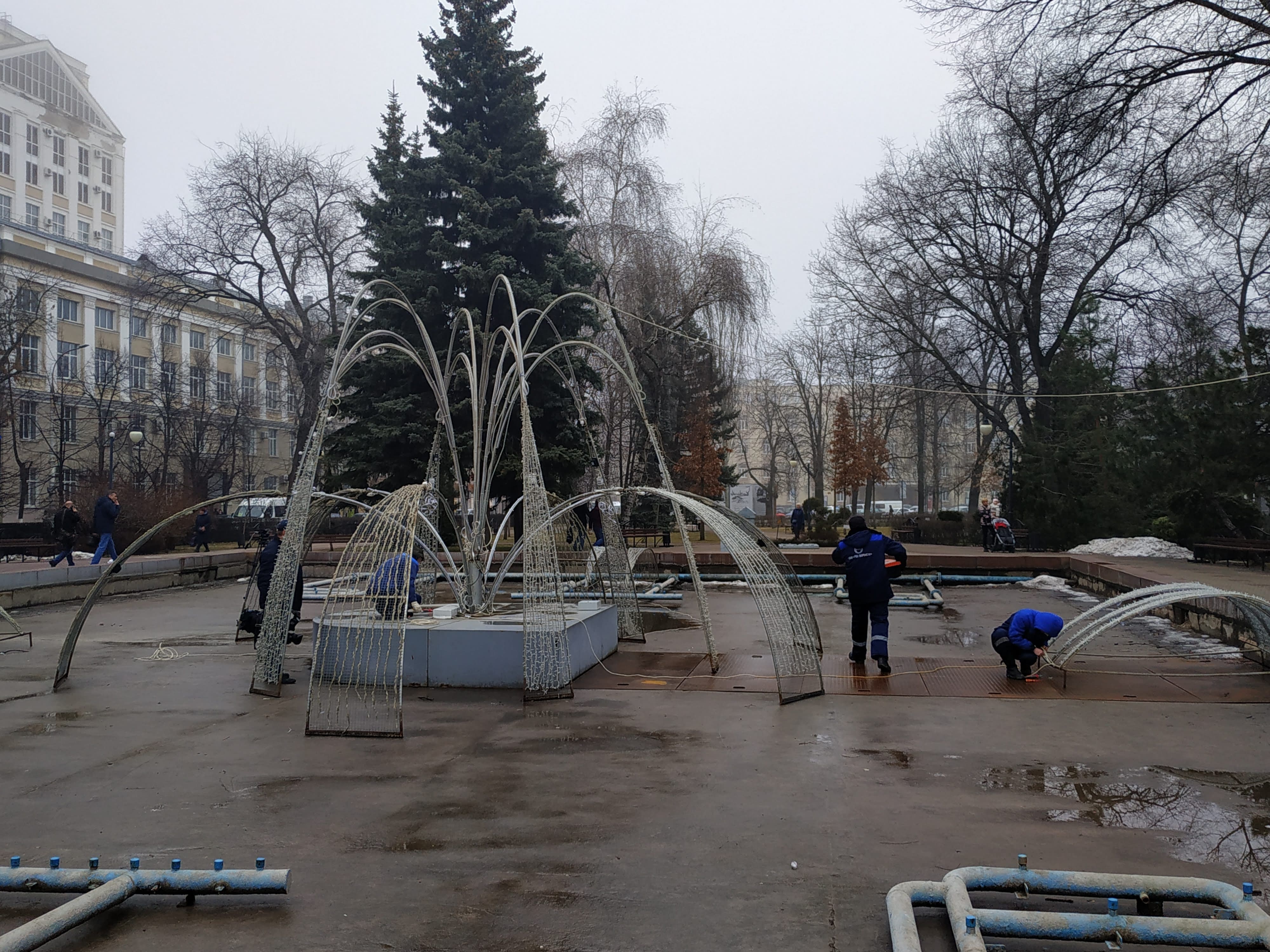 «Зимний» фонтан разобрали в центре Воронежа - фото 1