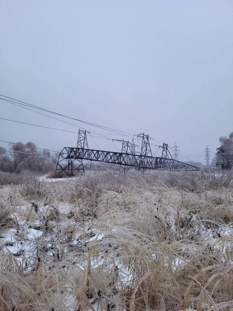 Магистральная опора ЛЭП рухнула от ледяного дождя в Богородском районе Нижегородской области - фото 1