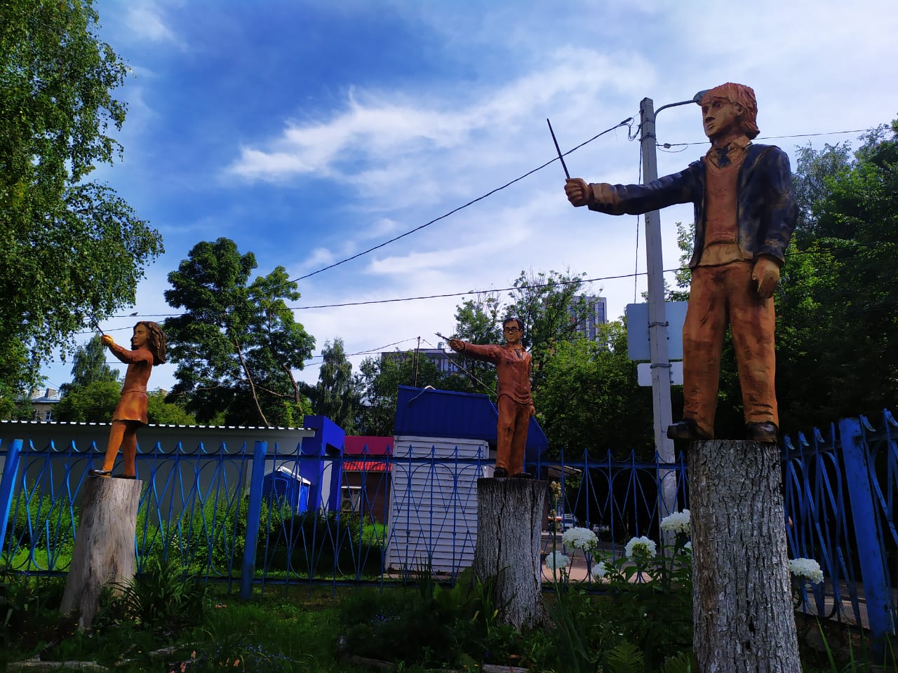 Деревянные скульптуры Гарри Потера, Рона и Гермионы появились во дворе нижегородской школы