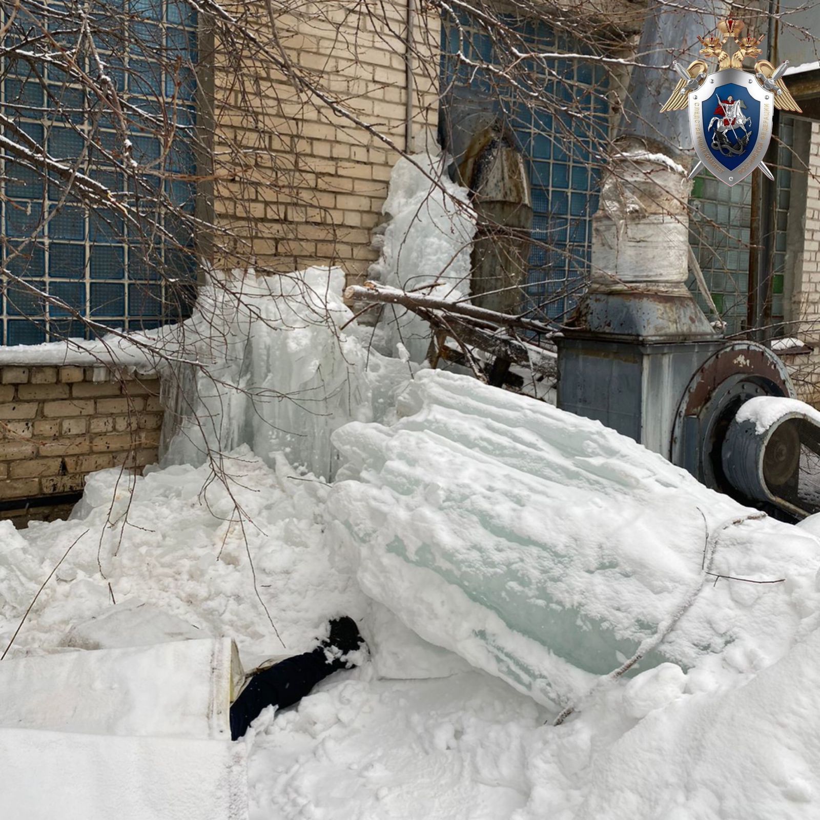 Ледяная глыба насмерть придавила мужчину в Сормовском районе - фото 1