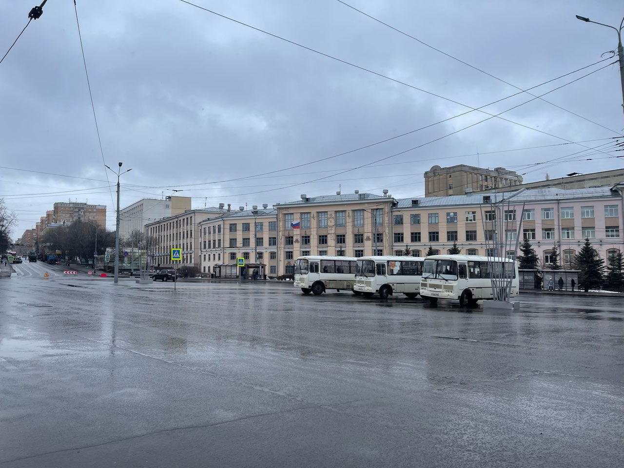 Деревья срубили в сквере на площади Свободы ради строительства метро - фото 1
