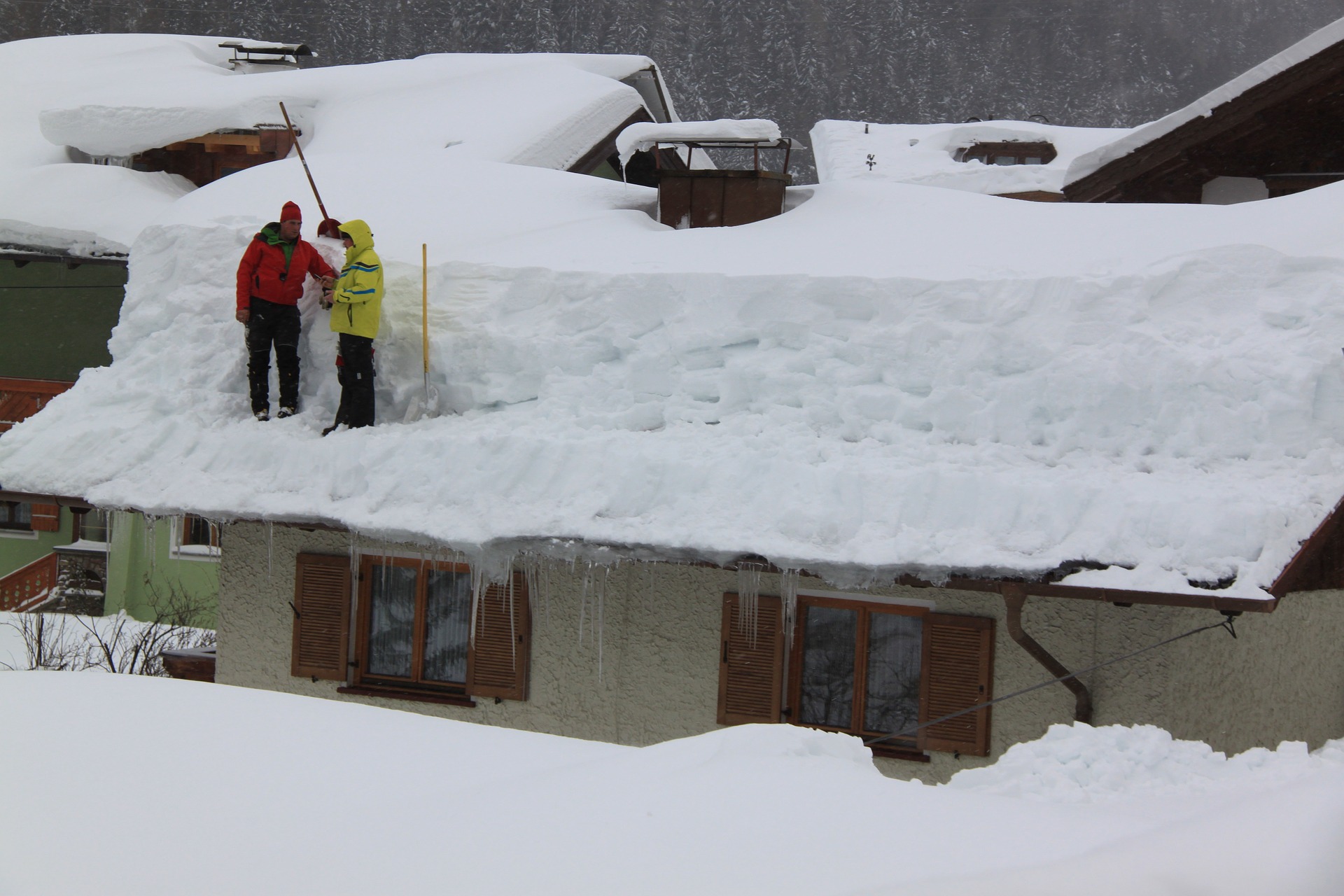 Коммунальщики повредили крышу многоквартирного дома в Приокском районе при чистке от снега  - фото 1