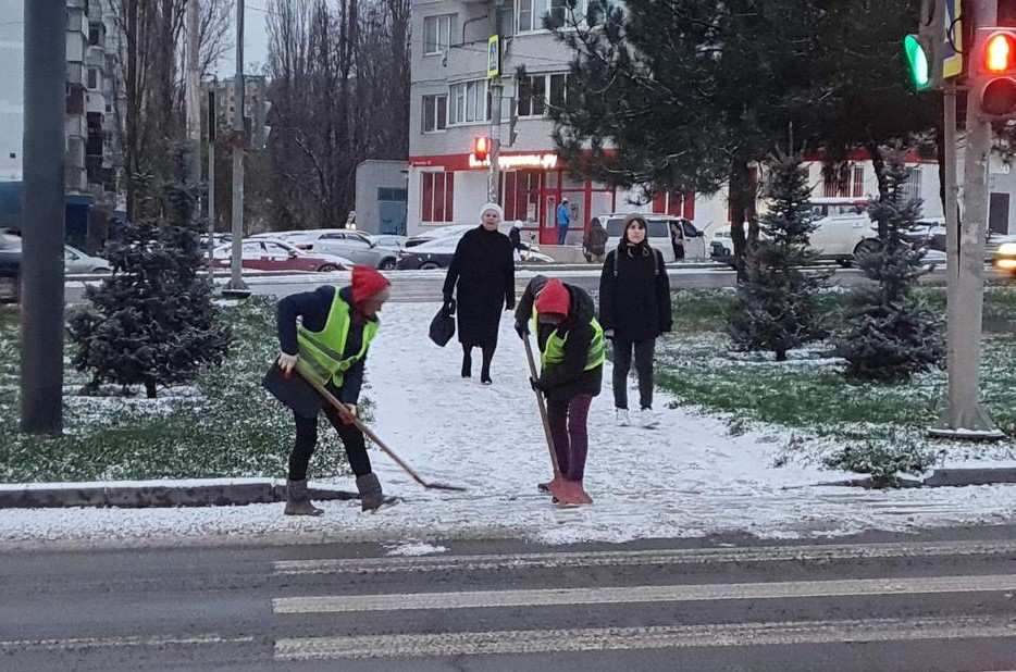 Более 110 единиц коммунальной техники было задействовано ночью в Ростове - фото 1