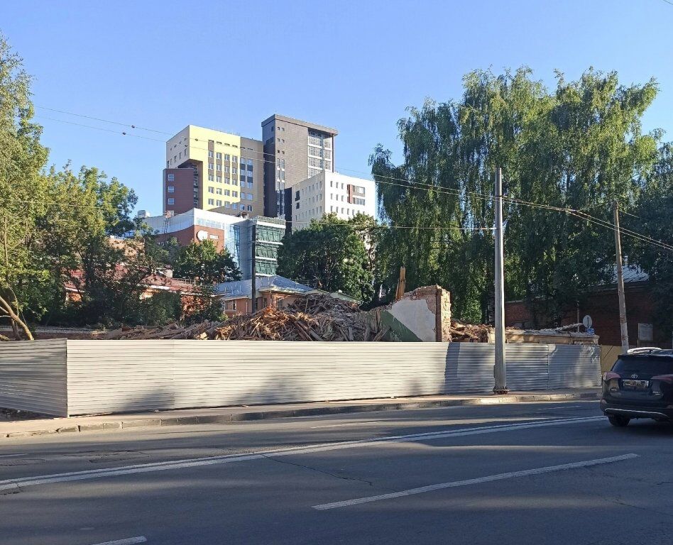 Снесенные дома №131 и №129 на Горького огородили забором в Нижнем Новгороде